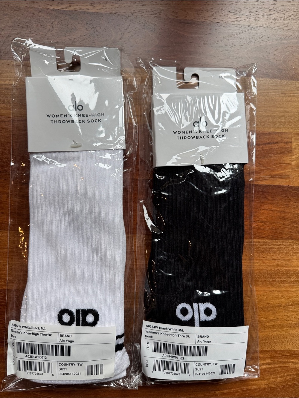 ALO Yoga Womens Athletic Knee-High Socks - White & Black